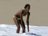 Jessica_Alba_yellow_bikini_candids0017_122_862lo.jpg